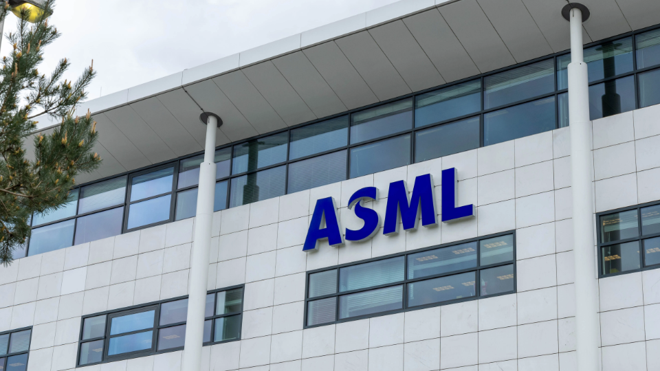 Chipmakers Struggle as Export Limits Hit Stocks: Dow Drops ASML 📉